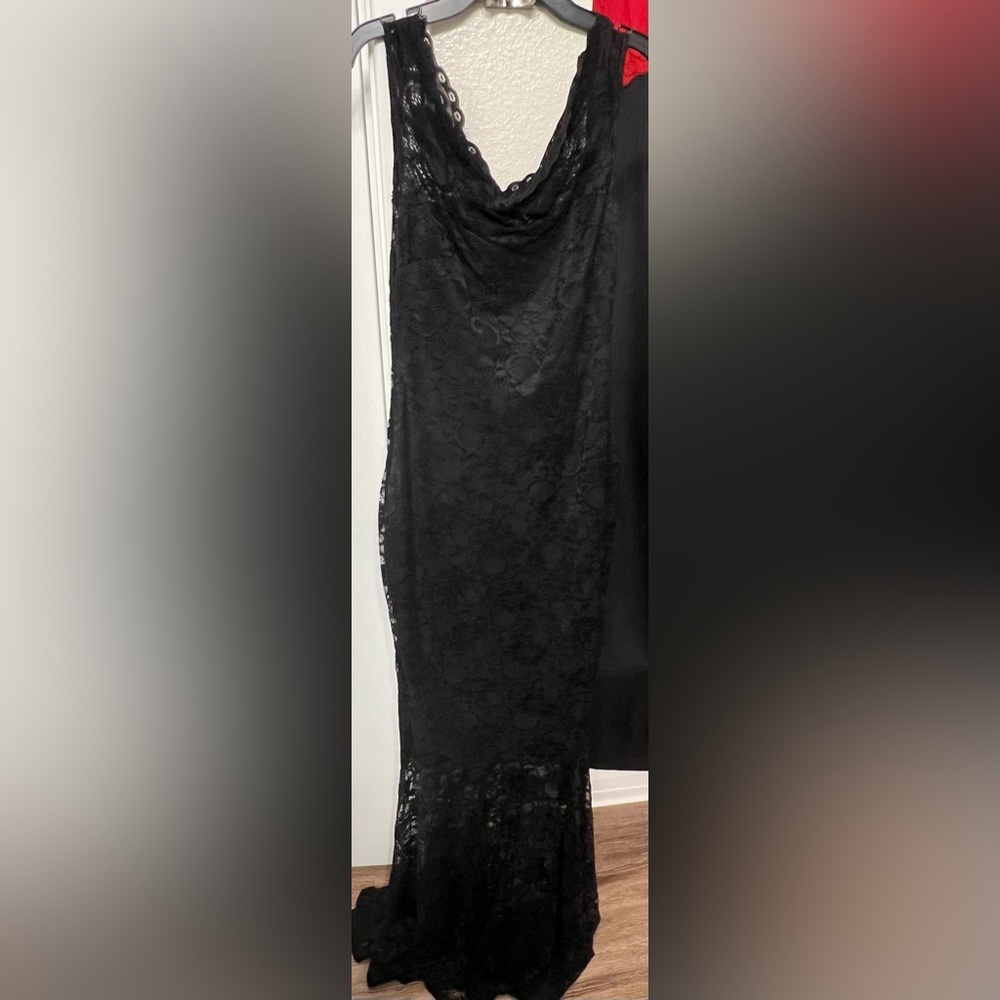 Black lace gown, size 8 only worn once.